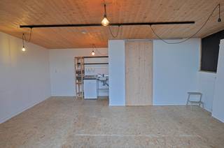 Werk-/leefruimte met privé sanitaire cel en kitchenette te huur in het hart van Merelbeke Bent u op zoek naar een compacte en efficiënte woon (...