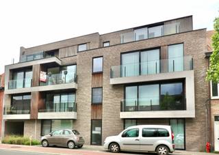 Vlakbij het centrum van Eeklo biedt dit uniek appartement op de tweede verdieping alle hedendaagse comfort in een aantrekkelijk jasje. 

Alle winkels, horeca en openbaar vervoer bevinden zich binnen handbereik. Hierbij is dit de ideale uitvalsbasis voor uw activiteiten binnen en buiten de stad. 

Het appartement bestaat uit een leefruimte met een open keuken, een badkamer met inloopdouche, een apart gastentoilet, een 2-persoonsslaapkamer en een berging. Het zonne-terras vooraan, een eigen parkeerplaats en een gemeenschappelijke fietsenberging vervolledigen de indeling. 

Het appartement wordt verwarmd op aardgas met radiatoren en verlucht via ventilatiesysteem D met warmterecuperatie. Energiezuinigheid is hier de norm!

Interesse in dit prachtig appartement? Maak online uw afspraak op www.vastgoedunicum.be of stuur een e-mail naar verhuur@vastgoedunicum.be.