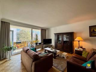 <p><span>Ruim 2-slaapkamerappartement op zeer centrale locatie</span></p><p><span>Het appartement is gelegen in een zijstraat van de Fruithoflaan op wandelafstand van de Delhaize. Verder beschikt de Fruithoflaan over alle voorzieningen alsook openbaar vervoer en snelwegen zijn makkelijk te bereiken. Bovendien is de Fruithoflaan recent heraangelegd met een mooi fietspad en zijn er verschillende parken in de directe omgeving. </span></p><p><span> </span></p><p><span>Het  appartement met veel lichtinval heeft volgende indeling:<br /><br /></span></p><p><span>Inkomhal &amp; berging:</span></p><p><span> </span></p><p><span>U komt het appartement binnen via de inkomdeur. U betreedt direct de inkomhal dat voorzien is van ruime vestiaire kasten. Tevens is hier ook de handige bergruimte aanwezig en een apart toilet.</span></p><p><span> </span></p><p><span>Leefruimte &amp; keuken:</span></p><p><span>Zowel via de keuken als via de leefruimte heb je toegang tot het terras. Deze is oost gericht.</span></p><p><span>De keuken is uitgerust met een keramische kookplaat met dampkap.</span></p><p><span>De lichtrijke leefruimte is van een mooie parketvloer.</span></p><p><span> </span></p><p><span>Badkamer en slaapkamers:</span></p><p><span>Beide slaapkamers geven toegang tot het terras dat aan de achterzijde gelegen en west gericht is.</span></p><p><span>De badkamer is gerenoveerd in 2023 en is voorzien van een inloopdouche, dubbele lavabo en handdoekradiator.</span></p><p><span> </span></p><p><span>Kelder:</span></p><p><span>Er is een ruime ondergrondse kelder aanwezig.</span></p><p><span> </span></p><p><span>Huurprijs &amp; beschikbaarheid:</span></p><p><span>Huurprijs</span><span>: €850,00 / maand</span></p><p><span>Maandelijkse kosten:</span><span> €250,00 - verbruik water en centrale verwarming + verbruik gemeenschappelijke kosten</span></p><p><span>Beschikbaar</span><span>: 01/06/2026</span></p><p><span> </span></p><p><span>Extra troeven: </span></p><p><span>- Gunstig EPC </span></p><p><span>- Centrale ligging </span></p><p><span>- Groot terras</span></p><p><span>- 2 slaapkamers</span></p><p><span> </span></p>