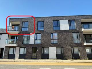 Instapklaar appartement gelegen op wandelafstand (700m) van de markt.
Het appartement situeert zich op de 2de verdieping met inkomhal en gastentoilet, ruime en lichte woonkamer, volledig uitgeruste keuken met aangrenzende berging, 2 slpks, badkamer, overdekte parkeerplaats en bijhorende berging.
Indeling: Via de inkomhal is er enerzijds toegang naar de leefruimte en anderzijds naar het slaapgedeelte. De woonkamer is licht en ruim en biedt toegang tot het terras. De keuken beschikt over een spoelbak, kookplaat met dampkap, combi-oven, vaatwasser en koelkast. De keuken is verbonden met de berging dewelke beschikt over een aansluiting voor wasmachine en droogkast. Verder beschikt het appartement over 2 slaapkamers en badkamer met instapdouche en ligbad.
Tenslotte is er nog een overdekte staanplaats met afsluitbare berging.
Bijzonderheden:
* Centraal gelegen op wandelafstand centrum
* Vliegenschuifdeuren en -ramen voorzien
* Novy dampkap met afstandsbediening
* 2 terrassen (zowel aan woonkamer als slaapkamer)