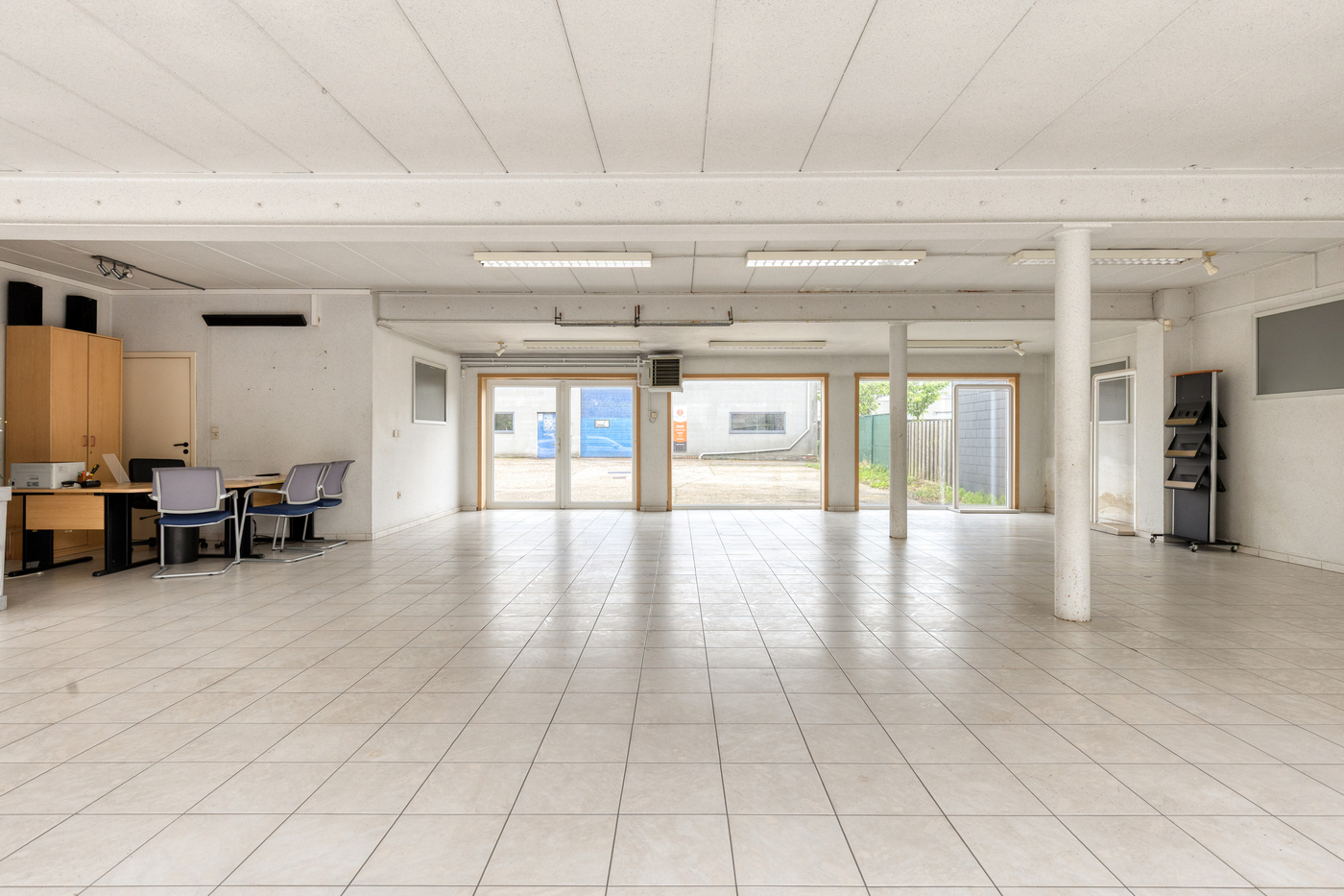 Veelzijdig pand met showroom, duplexappartement, magazijn en ruime parking - photo 5