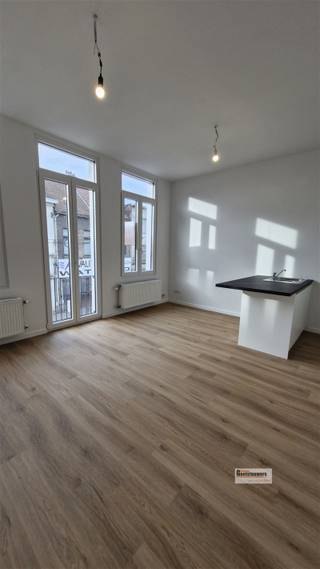 Gerenoveerd appartement met twee slaapkamers. Centraal gelegen dichtbij invalswegen en openbaar vervoer. Indeling: Op de eerste verdieping gelegen...