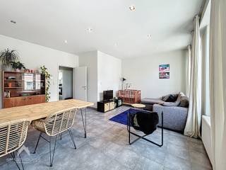 In het centrum van bruisend Sint-Amandsberg vind je dit instapklaar duplex-appartement met twee slaapkamers.Gelegen in de onmiddellijke omgeving van...