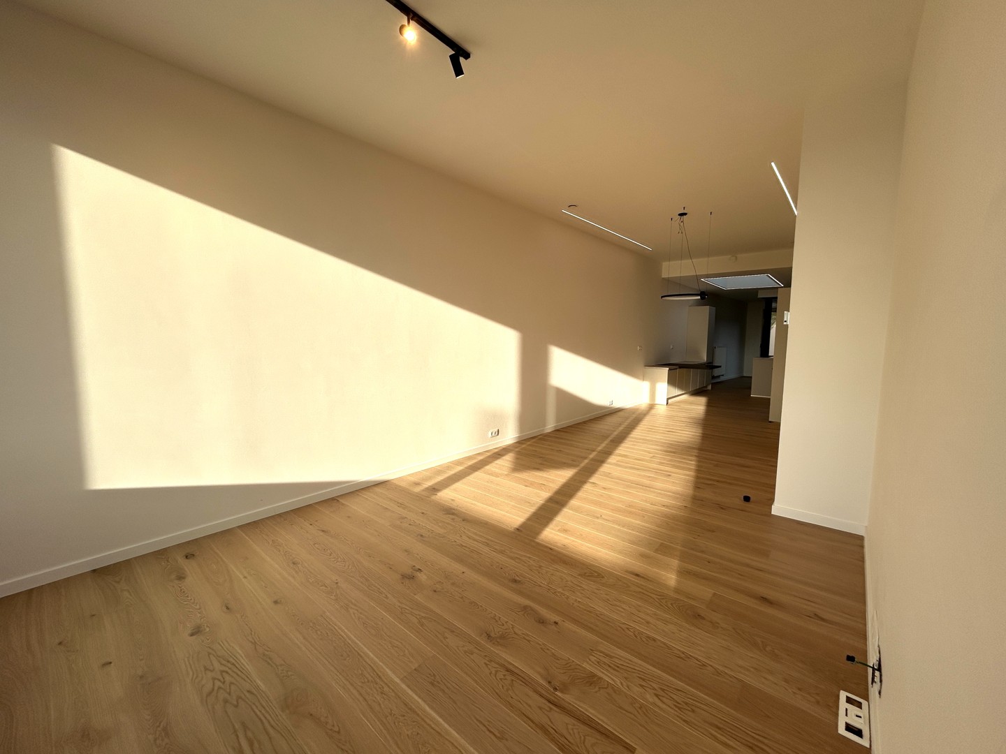 Volledig gerenoveerd duplex-appartement met 3 ruime slaapkamers te centrum Tielt! - foto 2