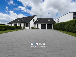 <strong><u>Bezoekmoment op zaterdagvoormiddag OP AFSPRAAK.</u></strong><br /><br />Voorheen kantoor met woonfunctie, op heden tweegezinswoning : huisnummers 340(a), 2 inkomdeuren maar binnenin is alles verbonden.<br /><br /><strong><u>OPPERVLAKTEN:</u><br /><em>Bewoonbare (alle verdiepingen samen) oppervlakte: </em></strong>± 430m2<br /><strong><em>Grondoppervlakte:</em></strong><em> </em>1.196 m<sup>2</sup><br />Aantal aangelegde parkeerplaatsen op het terrein: 12 + dubbele garage.<br /><br /><strong><u>INDELING</u></strong><u>:</u><br /><strong><em>Gelijkvloers (± 240 </em></strong><strong>m<sup>2</sup></strong><strong><em>):</em></strong><br /><u>Woongedeelte (± 175 </u><u>m<sup>2</sup></u><u>):</u><strong><em> </em></strong>afzonderlijke inkomdeur<strong><em> </em></strong>in glas - inkomhal met gastentoilet en vestiaire - gang - open living van 70m² - tussenruimte met schuifraam en zicht op tuin - keuken met deur naar de zonnige tuin (alle privacy) - 2 (slaap)kamers (12 en 15 m²).<sup> </sup><br /><u>Garage </u><u>(± 65 </u><u>m<sup>2</sup>):</u> dubbele garage voorzien van 2 sectionaalpoorten – afzonderlijke ingangsdeur - radiatoren - tuinberging met waterverzachter - dubbele deur naar de tuin - badkamer met douche en lavabo – toilet - tweede trap naar de verdieping.<br /><strong><em>Eerste verdieping (± 190</em></strong><strong> m<sup>2</sup></strong><strong><em>): </em></strong>traphal, toilet en inkom - open leefruimte van 80 m<sup>2</sup> - 3 kamers (10 + 15 + 19 m²) - gang - voorzieningen W+E+afvoer (voor tweede keuken/badkamer) - polyvalente ruimte (50 m<sup>2</sup>) met hoogte tot in de nok, CV-lokaal (hoogrendementsketel Buderus en grote warm-water boiler).<br /><em><strong>Zolderruimte (± 40m²)</strong></em>: bereikbaar via valluik, geïsoleerd. <br /><br /><strong><u>GROTE TROEVEN van dit pand:</u></strong><br /><strong>- Ligging</strong>: hoek- en zichtlocatie. <br /><strong>- Vele bestemmingsmogelijkheden</strong>, conform de verkavelingsvoorschriften van 06/09/2004 : bewoning (ook kangoeroe-woning), handel, horeca, vrije beroepen, kantoor, ... <br /><strong>- Voldoende parkeergelegenheid </strong>op het terrein + grote tuin.<br /><strong>- Gunstige EPC-score: 174 kWh/m2 </strong>: goede isolatie, overal dubbele beglazing en hoogrendementsketel.<br /><br /><strong><u>NUTSVOORZIENINGEN</u></strong><u>:</u><br />Stads -en regenwater (15.000 liter), CV op aardgas, hoogrendementsketel Buderus (°2019), 3 aparte thermostaten, 3 aparte circuits collectoren, keukenboiler, elektriciteit (drijfkracht, 3N400V, 40A) gekeurd met aparte zekeringskast boven en beneden, telefonie/distributie, riolering, 1 videofoon + 2 parlofoons beneden, 3 parlofoons op verdieping, bekabeling voor netwerk (gescheiden kabelgoten voor computer en telefoon).<br /><br /><strong><u>LIGGING:</u></strong><br />Vlotte bereikbaarheid met een mobiscore van 7,7/10. Invalsweg naar Roeselare! Op enkele meters van R32 en snelle verbinding via E403 (Brugge/Kortrijk).<br />Tevens op wandelafstand van winkels, scholen, bakkerij/slagerij, tandarts, apotheek,… Bushalte op 100m (centrum, station, zwembad,...).<br /><br /><u>* Bijzonderheden</u><br />- Elektrische keuring conform (gekeurd tot 2045)<br />- EPC B: géén renovatieplicht<br />- Simulaties met witte gevel en zwart schrijnwerk<br />- Onze referentie op<strong> </strong><strong>www.centro.be</strong>: <strong>Q0597 </strong>of contacteer ons via <strong>050/70 01 02</strong><strong>.</strong><br /><br /><strong>CENTRO |</strong><strong>VASTGOED </strong><strong> </strong>is reeds 25 jaar <u>gespecialiseerd in de bemiddeling van residentieel en bedrijfsvastgoed </u>in West- en Oost Vlaanderen.<br /><strong>Wilt u ook weten hoeveel uw gebouw waard is?</strong><br />Contacteer ons vrijblijvend voor een marktconforme waardebepaling van uw pand. <br />
