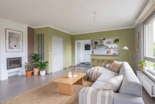 Welkom in dit ruim en lichtvol appartement in Strombeek. De ruime inkomhal biedt een vlotte toegang tot alle kamers van het appartement. De leefruimte bestaat uit een grote woonkamer en een volledig ingerichte, open keuken. Dankzij de vele ramen in de leefruimte is er aan natuurlijk licht geen gebrek. De leefruimte geeft eveneens toegang tot een aangenaam balkon. Het appartement heeft drie grote slaapkamers, perfect voor een goede nachtrust. De badkamer werd volledig gerenoveerd in een moderne en hedendaagse stijl. Het appartement is eveneens uitgerust met een gastentoilet, een bergruimte en een kelder. Aarzel niet, en plan vandaag nog een bezoek.