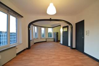 Instapklare studio (40 m²) in Berchem (2018 Antwerpen). <br /><br />De studio bestaat uit een leefruimte met veel lichtinval door de grote raampartijen en aanpalende een kitchenette en een badkamer met lavabo, douche en toilet. <br /><br />De studio is gelegen op de bovenste verdieping met uitzicht op domein Hertoghe en vlakbij het Vogelzang- en Nachtengalenpark en dit dichtbij openbaar vervoer, winkels en de ring om Antwerpen. <br /><br />Huur: € 650,-/maand<br />Kosten: € 200,-/maand (water, verwarming, gemeenschappelijke kosten)<br /><br />Indien u meer informatie wenst of een plaatsbezoek wenst, verneem ik dit graag op 014 71 50 08 of info@vastgoedpicavet.be <br />