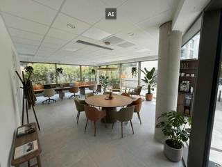 Bénéficiant d'un emplacement visible et facilement accessible le long de la Koning Albert i-Laan (n° 96) à Bruges, cet immeuble commercial de plain-pied prêt à emménager est situé dans le cadre du nouveau projet de construction de haute qualité « San Siro ». Grâce à son emplacement stratégique par rapport à l'E40, à l'Expressweg et à la gare de Bruges, c'est la base idéale pour un bureau, un cabinet ou une profession libérale.<br /><br />Aménagement et équipements<br />*Surface utile : 58 m² d'espace lumineux et bien agencé<br />*Sanitaire : installations sanitaires séparées disponibles<br />*Cuisine : kitchenette intégrée pratique<br />*Stationnement : comprend 1 parking hors sol et 1 parking souterrain<br /><br />Informations financières<br />*Commission du syndic : 115 €/mois (tarif forfaitaire)<br />*Taxe foncière : à la charge du locataire/acheteur sur la base de la facture fiscale annuelle<br /><br />Vous souhaitez établir votre entreprise ou votre cabinet sur ce site central ? Contactez-nous dès aujourd'hui pour plus d'informations ou pour une visite sur place !<br /><br />Les images générées par l’IA sont fournies en guise d'inspiration. Elles ne tiennent pas compte des spécifications techniques, ni des renseignements urbanistiques, ni des possibilités concrètes de réalisation.