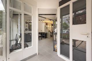 Op een centrale en gegeerde locatie in Borgerhout vinden we dit handelspand van 90m².<br /><br /><strong>Locatie:</strong><br />Gelegen aan de levendige Lodewijk van Berckenlaan 181 in Borgerhout bevindt zich dit verzorgd handelspand van ca. 90 m². Dankzij de centrale ligging geniet het pand van een uitstekende zichtbaarheid en een vlotte bereikbaarheid. In de directe omgeving bevinden zich tal van handelszaken, horecazaken en residentiële woningen, wat zorgt voor een constante passage van potentiële klanten. Bovendien ligt het pand op korte afstand van belangrijke invalswegen en openbaar vervoer.<br /><br /><strong>Indeling:</strong><br />Het handelspand van 90m² is momenteel ingericht als kapsalon en beschikt over een ruime en lichtrijke commerciële ruimte met een praktische indeling. Achteraan bevindt zich een aparte kleine kitchenette. <br /><br />Lage gemeenschappelijke kosten, inclusief water en verwarming.<br /><br /><strong>Troeven:</strong>
<ul>
	<li>Centrale ligging </li>
	<li>Goede zichtbaarheid en commerciële ligging</li>
	<li>Vlotte bereikbaarheid</li>
	<li>Veel lichtinval</li>
</ul>
<span>Benieuwd naar meer? Neem contact op voor een bezichtiging via 0483 51 30 01 of mail naar ruzanna@wellimmo.net</span>