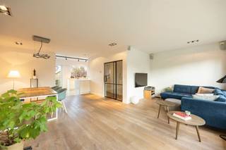 <p><span>Wonen op Linkeroever, op wandelafstand van het Sint-Annastrand en de jachthaven? In deze rustige, groene woonwijk vind je deze instapklare bel-etage. Met haar hoogwaardige afwerking, royale volumes en zonnige tuin is dit een woning waar comfort en stijl hand in hand gaan.</span></p><p><span> </span></p><p><span>Ruimte, licht en mogelijkheden</span></p><p><span>Binnenkomen doe je via een ruime inkomhal met een glazen designdeur die meteen zorgt voor een open en lichtrijk gevoel. De ingemaakte kasten houden alles netjes uit het zicht, terwijl de trap je uitnodigt om verder te ontdekken.  Op het gelijkvloers zit een enorme troef: een inpandige garage van ca. 38,5 m² met zeeën van opbergruimte. Aansluitend ligt een polyvalente ruimte die perfect kan dienen als hobbyruimte, praktijk, speelkamer of zelfs thuiskantoor. Dankzij de grote raampartijen en de directe connectie met de tuin voelt deze ruimte allesbehalve secundair aan.  Ook een aparte bureauruimte maakt thuiswerken hier bijzonder aangenaam.</span></p><p><span> </span></p><p><span>Leven op niveau</span></p><p><span>De eerste verdieping is zonder twijfel het hart van de woning. Hier vloeien licht, ruimte en comfort moeiteloos in elkaar over. De leefruimte baadt in het daglicht dankzij de grote ramen en voelt extra warm aan door de mooie parketvloer en de strakke afwerking. Aansluitend ligt de open keuken, een echte eyecatcher met haar minimalistische witte design, composieten werkblad en kwalitatieve toestellen. Hier kook je met zicht op buiten én in verbinding met je gasten.</span></p><p><span>Vanuit de keuken stap je zo het terras op – perfect voor een aperitiefje in de zon – met een open zicht op de tuin.</span></p><p><span> </span></p><p><span>Groen genieten, elke dag opnieuw</span></p><p><span>Achteraan wacht een verrassend mooie, onderhoudsvriendelijke tuin. Een combinatie van groen, terrassen en gezellige hoekjes zorgt ervoor dat je hier op elk moment van de dag een fijne plek vindt. De vijver en volwassen beplanting geven de tuin een unieke, rustgevende sfeer.  Dit is zo’n buitenruimte waar je meteen wil blijven hangen, van eerste koffie tot lange zomeravonden.</span></p><p><span> </span></p><p><span>Slaapverdieping met hotelgevoel</span></p><p><span>Op de tweede verdieping bevinden zich drie volwaardige slaapkamers, allemaal lichtrijk en netjes afgewerkt. Ideaal voor een gezin, maar evengoed perfect in te richten als dressing of bureau.  De badkamer is ruim en stijlvol, met ligbad, inloopdouche en dubbele wastafel – strak, licht en helemaal van nu. Daarnaast is er nog een tweede douchekamer, wat het comfort alleen maar verhoogt.</span></p><p><span>Nog een trapje hoger vind je een gezellige zolderruimte met karaktervolle balken en veel lichtinval. Ideaal als extra slaapkamer, hobbyruimte of rustige werkplek.</span></p><p><span> </span></p><p><span>Rustig wonen, vlak bij de stad</span></p><p><span>Hier woon je in een kalme, residentiële buurt op Linkeroever, met het strand, de jachthaven en groene wandelplekken op wandelafstand. Ook voor de sportievelingen situeert zich een heleboel om de hoek: Een tennisclub, een manege en een openluchtzwembad vind je dichtbij. Tegelijk ben je via de Sint-Annatunnel of het openbaar vervoer zo in het centrum van Antwerpen. Denk aan de gratis veerboot en waterbus je die zo aan de andere kant van het water brengen. Rust en bereikbaarheid gaan hier perfect samen.</span></p><p><span> </span></p>