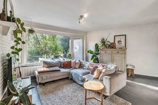 <p>Op zoek naar een woning die u volledig naar eigen smaak kunt omvormen of een interessante vastgoedinvestering op een gegeerde locatie? <br />Ontdek deze alleenstaande woning aan de Borluutstraat 11 in Sint-Denijs-Westrem, rustig gelegen op wandelafstand van het centrum en met een uitstekende verbinding naar Gent en de belangrijkste invalswegen.</p><p>De woning, gebouwd in 1962, biedt 155 m² bewoonbare oppervlakte op een perceel van 130 m² en is verdeeld over drie bouwlagen.<br />Op het gelijkvloers bevindt zich een ruime inpandige garage met rechtstreekse toegang tot de zuidoostgerichte tuin. </p><p>De eerste verdieping omvat een gastentoilet, keuken en aansluitende woonkamer met balkon en zicht op de tuin. <br />Op de tweede verdieping bevinden zich drie slaapkamers en een badkamer.</p><p>De woning vraagt verdere renovatie, maar de ramen en deuren werden grotendeels reeds vernieuwd. <br />Een mooie opportuniteit om het pand volledig naar eigen smaak in te richten.</p><p>Het pand is momenteel verhuurd, wat het eveneens interessant maakt als opbrengsteigendom.<br />Dankzij de rustige, residentiële ligging bevinden winkels, scholen, openbaar vervoer, Flanders Expo en de E40 zich op korte afstand.</p>