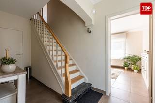 Op zoek naar een instapklare woning in een rustige omgeving zonder doorgaand verkeer? Dan is dit huis een echte aanrader. Ideaal voor starters, jonge koppels met een kindje of alleenstaande ouders die op zoek zijn naar een praktische en comfortabele indeling.<br /><br />De woning beschikt over een aparte living en keuken. Op het gelijkvloers vind je bovendien een ruime slaapkamer en een volledig ingerichte badkamer, ideaal indien je liever niet elke dag de trap op en af moet. Boven zijn er nog twee extra slaapkamers, aangevuld met een handige wasplaats en een toilet. <br /><br />Buiten geniet je van een gezellige tuin met terras, mooi gelegen naast de zijgevel – de ideale plek om tot rust te komen of om samen met de kinderen buiten te spelen. Tot slot is er ook een praktische opberggarage aanwezig, perfect om fietsen, tuingerief of extra spullen kwijt te kunnen. Parkeren kan op de oprit. Extra opbergruimte onder de trap en in de zolderverdieping. <br /><br />Kortom: een instapklare woning met een slimme indeling, rustige ligging en heel wat troeven voor wie op zoek is naar comfort zonder gedoe.<br /><br />Beschikbaar 1 week na akte. <br /><br />Contacteer Top Vastgoed voor een bezoek op 0475 700 700