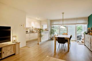 <p><strong><span>Dit recent appartement (2008) op de eerste verdieping geniet een uiterst gunstige ligging met prachtig zicht op groen. Het appartement situeert zich op de grens van Wilrijk en Hoboken en bevindt zich in een rustige en kindvriendelijke woonwijk. Aan de achterzijde is er een oase van rust en zicht op groen van op het zonnige zuid gericht terras. Het appartement beschikt tevens over een ruime staanplaats die optioneel mee wordt aangeboden (niet inbegrepen in vraagprijs).</span></strong><span></span></p>
<p><strong><span>Indeling:</span></strong><span><br />De inkomhal van het appartement sluit naadloos aan op alle overige ruimtes. Meteen links van de hal bevindt zich de warme leefruimte met aansluitend de <strong><span>halfopen keuken</span></strong>. De ruimte geniet van <strong><span>natuurlijk daglicht en zicht op groen</span></strong>. De moderne keuken beschikt over alle comfort en is aan het kookvuur voorzien van een spatwand. Voorts werd deze volledig uitgerust met kwaliteitstoestellen, waaronder een keramisch 4-pits vuur, dampkap, een spoeltafel, een vaatwasser, een ijskast en een oven. Vanuit de leefruimte is er een directe toegang naar <strong><span>het zuid gericht terras met zicht op groen</span></strong>.<br /><br />Aan de voorzijde van het appartement bevinden zich de 2 slaapkamers. In de inkomhal werd er een apart gastentoilet voorzien met handenwasser en een ruime wasplaats met technische voorzieningen en een spoelbak. Verder is er nog een <strong><span>ruime badkamer</span></strong> op tegels met bad- en douchecombinatie, een wastafel met bijhorende spiegel met ledverlichting en een handdoekradiator. <br /><b><br /><strong><span>Bijzonderheden:</span></strong></b> <br /><strong><span>Staanplaats optioneel</span></strong> mee aan te kopen aan <strong><span>€25.000</span></strong>;<br /><strong>Lage maandelijkse kosten</strong> <em><span>[Beheer; schoonmaak gebouw; elektriciteit gemeenschap; verbruik en onderhoud lift]; </span></em><br /><strong><span>EPC</span></strong>: 115 kWh/m². <em><span>[UC: 20220918-0002677533-RES-1] - Zeer energiezuinig;</span></em><br />Zonnig terras, voorzien van zonnetent;<br />Voldoende parkeergelegenheid en fietsenstalling aanwezig.<br /><b><br /><strong><span>Ligging:</span></strong></b><br />Het appartement is gelegen in een rustige, doodlopende woonwijk op de grens tussen Wilrijk en Hoboken. In de direct nabijheid van winkels, Schoonselhof en op 5 minuten van het centrum van Hoboken.</span></p>