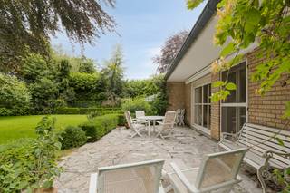 Ontdek deze eigendom vlakbij het centrum van Deurle, gelegen op een aangenaam perceel van 1.718 m². De woning werd gebouwd in 1964 en doorheen de jaren steeds met zorg onderhouden. De woning vormt dan ook een solide basis voor wie op zoek is naar een renovatieproject met veel potentieel. Dankzij de vlotte verbinding naar Gent en Deinze en diverse winkels, scholen en restaurants, geniet deze locatie van een bijzonder praktische en goed bereikbare ligging. Indeling van de woonst: - Gelijkvloerse verdieping: inkomhal met gastentoilet, keuken met directe toegang naar de leefruimte, leef- en eetkamer met open haard en connectie met de tuin, nachthal met 3 slaapkamers en badkamer, dubbele garage- Eerste verdieping: nachthal, polyvalente ruimte (op vandaag ingericht als bureau), 2 slaapkamers, 2 zolderruimtes - Tweede verdieping : volledige bergzolderTroeven: - Oriëntatie- Rustige ligging- PotentieelDeze AI-visualisaties zijn bedoeld als inspiratie. Er werd geen rekening gehouden met technische specificaties, stedenbouwkundige voorschriften of de concrete mogelijkheden tot realisatie.Dit pand is onderworpen aan de renovatieverplichting van de Vlaamse overheid voor residentiële gebouwen (behoudens bij sloop binnen 5 jaar na de aankoop). Consulteer voor meer informatie de website van het Vlaams Energie- en Klimaatagentschap via https://www.vlaanderen.be/een-woning-kopen/renovatieverplichting-voor-residentiele-gebouwenBestuursmaatregelen in het maatregelenregister: nee