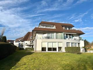 Indeling: inkomhal met voldoende ruimte voor jassen en andere spullen, leefruimte uitgevend op terras met tuintje. De open keuken zorgt voor...