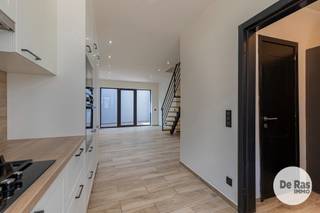 GENT - Gelegen op een uitstekende locatie in Gent, biedt deze woning een mooie combinatie van comfort en bereikbaarheid.<br /><br />Deze aangename woning in de Phoenixstraat te Gent is ideaal voor wie op zoek is naar een stadswoning met alle voorzieningen binnen handbereik. Dankzij de centrale ligging geniet u van een uitstekende bereikbaarheid en bevindt u zich op korte afstand van winkels, horeca, scholen, openbaar vervoer en het historische stadscentrum. Ook voor wie zich graag met de fiets of het openbaar vervoer verplaatst, vormt de ligging een belangrijke troef. <br /><br />Bij het binnenkomen komt u in de inkomhal met afzonderlijk toilet. De inkomhal geeft toegang tot de geïnstalleerde keuken die aansluit op de woonkamer. <br />Op de eerste verdieping bevinden zich twee slaapkamers en een verzorgde badkamer, uitgerust met bad en tweede toilet.<br />De tweede verdieping beschikt opnieuw over twee slaapkamers. Hierdoor beschikt de woning in totaal over vier slaapkamers, wat heel wat mogelijkheden biedt voor een gezin, thuiskantoor, hobbyruimte enz. <br />De woning beschikt bovendien over een terras, een mooie extra troef in de stad. <br />Op korte afstand van de woning bevindt zich een ruime parking, een bijzonder praktische meerwaarde voor bewoners en bezoekers. <br />Ook op technisch vlak biedt de woning interessante troeven. De woning wordt verwarmd met centrale verwarming op aardgas en beschikt over dubbele beglazing, wat bijdraagt aan het comfort en de energie-efficiëntie. De elektrische installatie is conform en met een EPC-label B beschikt de woning over een goede energieprestatie.<br /><br />Kortom: Bent u op zoek naar een ruime en instapklare woning in Gent met vier slaapkamers en een uitstekende parkeermogelijkheid in de buurt? Dan is deze woning in de Phoenixstraat absoluut een bezoek waard. <br />info of bezoek: 053/60.65.60<br /><br />De vermelde prijs is een richtprijs. Na ontvangst van de biedingen zal de verkoper beslissen of hij/zij de eigendom verkoopt aan het beste bod. De richtprijs is aldus niet bindend voor de verkoper. Voor meer info kunt u ons contacteren of het reglement raadplegen op onze website.