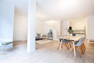 <span><strong>BRIQUETERIE : </strong></span><strong> </strong>Projet flambant neuf et écologique de 24 appartements ! Ces appartements en duplex avec 2 et 3 chambres à coucher sont situés dans une rue piétonne. Cela garantit la sécurité et la tranquillité pour tous les résidents. Chaque appartement dispose de grandes chambres (+12m²), d'un grand living, d'une salle de bain spacieuse, d'une terrasse au sud-ouest et de 2 toilettes. L'opportunité parfaite pour une vie tranquille ou pour un investissement réussi (3,74% !). Excellentes performances énergétiques PEB A et B, cave et parking en sus. Vente soumise aux droits d'enregistrement (12,5%) sur la valeur du terrain et à la TVA (21%) sur les constructions.<br /><br />
<ul>
<li>PEB A et B</li>
<li>De grandes pièces</li>
<li>Cave et parking en sus</li>
</ul>