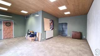 RUIME handelswoning met 5 slaapkamers, atelier (105 m²) en TUIN. Bij binnenkomst treft u een polyvalente ruimte, ideaal als winkel, praktijk...