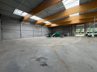 Wommelgem nieuwbouw magazijn van 720m² met kantoren verdeeld over 2 verdiepingen van 225m² in de industriezone van Wommelgem.<br />Modern magazijn met hoogte van +/- 9m.<br />Goed gelegen nabij het rondpunt in Wijnegem.<br /><br />- Magazijn 720m²<br />- Kantoor op 2 verdiepingen langs de straatkant van 225m²<br />- 1 ruime sectionaal poort van 4,5 op 5m<br />- Parkings