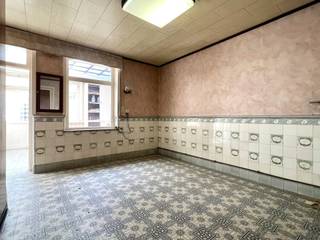 <p>Te renoveren woning met potentieel, goedgelegen op wandelafstand van CENTRUM Ronse. <br />Veel potentieel, ideaal voor handige harry's, of investeerders. Reeds opgemaakte renders en plannen beschikbaar.</p><p>INDELING: voorplaats, leefruimte, keuken, terras, badkamer en 2 slaapkamers.</p><p>Bezoek na afspraak met IMMO BEGUIN: info@immobeguin.be</p>