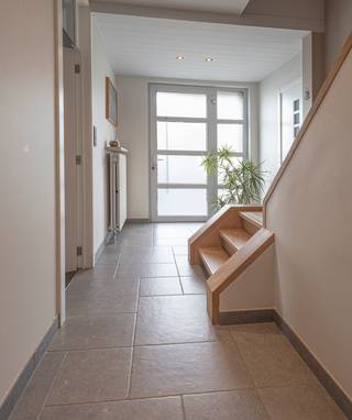 <p>Deze landelijk gelegen, volledig gerenoveerde alleenstaande en ruime eengezinswoning op 12a46ca combineert een aangename woonomgeving met hedendaags comfort en een bijzonder verzorgde, groene buitenruimte.</p><p></p><p>Aan de voorzijde beschikt de woning over een ruime oprit met parkeergelegenheid voor meerdere wagens en een verzorgde voortuin. Via de zijdelingse doorgang bereikt u de volledig omheinde achtertuin.</p><p></p><p>Bij het binnenkomen ontdekt u een inkomhal met apart toilet en een afzonderlijke bureauruimte. Deze sluit aan op de ruime leefruimte met gezellige en sfeervolle gashaard, een aangename eetplaats en een open, volledig ingerichte keuken met kwaliteitstoestellen van Siemens en Bosch. De leefruimte geniet van een mooie lichtinval en biedt rechtstreeks contact met het ruime, deels overdekte terras en de charmante tuin.</p><p></p><p>De recente terrasoverkapping is uitgerust met screens en daklamellen, waardoor u hier in alle comfort van de buitenruimte kunt genieten. De prachtig aangelegde tuin beschikt over waardevolle bomen en planten en biedt, samen met het zwembad, een maximale privacy met geen tot nauwelijks inkijk. Het zwembad werd gerenoveerd in 2025 en is volledig omheind, waardoor het ook een veilige omgeving vormt voor kinderen en huisdieren. Daarnaast beschikt de tuin over een poolhouse en voldoende speelruimte voor de kinderen.</p><p></p><p>Op het gelijkvloers bevinden zich verder een praktische berging met inbouwkasten, een wasplaats met douche en wastafel en een grote garage met automatische poort, geschikt voor twee wagens. De ruime kelder biedt bijkomende bergruimte.</p><p>Op de eerste verdieping vindt u een nachthal, een apart toilet, vier ruime slaapkamers en een comfortabele badkamer met ligbad en inloopdouche. De master bedroom beschikt over maatkasten. Daarnaast is er een praktische berging met infraroodcabine. Een grote gemansardeerde zolder biedt eveneens extra bergruimte.</p><p></p><p>De woning werd grondig gerenoveerd en beschikt vandaag over een <strong>energiezuinig EPC met label B (155 kWh/m²/jaar)</strong>. De 18 zonnepanelen met omvormer dragen verder bij aan een energiezuinig wooncomfort.</p>