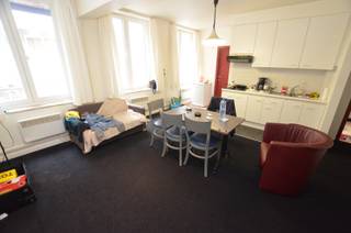 Oostende-Centrum, appartement gelegen op de vierde verdieping met topligging op slechts 50m van zee/strand. Het appartement is VERHUURD.<br /><br />Indeling:<br /><br />woonkamer, keuken, 1 slaapkamer, berging, badkamer met toilet en wastafel.<br /><br />- PVC ramen met dubbele beglazing<br />- Elektriciteit conform<br />- Geen lift<br />- Elektrische verwarming