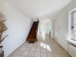 Belle villa construite en 1993 sur 11 ares située dans un quartier calme, belle vue sur les champs. Séjour avec cheminée +/- 75m², salle à manger séparée +/- 25m², familyroom ou bureau +/-20m², cuisine super équipée, 4 chambres, 2 salles de bains, 2 salles de douche, garage pour 2 voitures, caves, chauffage au gaz. EPC : 255 kWh/m²/an. Disponible le 15/08.2026. Les renseignements et superficies sont donnés à titre indicatif et non contractuel.