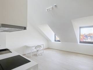 <p>In het hartje van Leuven, in de mooiste straat van het centrum, bevindt zich deze prachtige studio in een karaktervol gebouw dat volledig gerenoveerd werd. <br /><br />Dankzij de hoge plafonds en de overvloed aan natuurlijk licht voelt de ruimte extra ruim en aangenaam aan. <br />De studio is deels gemeubileerd, met comfortabele bedden en matrassen die al voorzien zijn, waardoor verhuizen moeiteloos verloopt. <br />Dit is de allereerste bewoning na de renovatie, wat een unieke kans biedt om in een frisse en moderne omgeving te wonen. <br /><br />De ligging is simpelweg perfect: op wandelafstand van winkels, het station, bushaltes, fitnessfaciliteiten en alle andere voorzieningen die het stadsleven zo aantrekkelijk maken. <br />Een charmante, lichtrijke en instapklare plek voor wie op zoek is naar een stijlvolle en comfortabele thuis in het bruisende Leuven.<br /><br />De studio is beschikbaar in overleg. <br />Alle nutsvoorzieningen zijn individueel. <br />Er is een maandelijkse provisie van €135 voor de gemeenschappelijke lasten en voor het verbruik van water, elektriciteit, verwarming en internet. <br /><br />Vraag snel je bezoek aan via www.living-stone.be!</p>