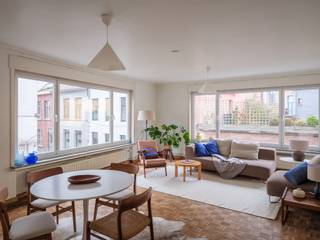 <strong>Centrum Gent - Lichtrijk 2-slpk hoekappartement op een boogscheut van de Kouter.</strong><br /><br /><em>Voor meer informatie mail naar info@carloeggermont.be </em><br /><br /><br /><em>Dit appartement vinden we terug op de eerste verdieping van een hoekgebouw gelegen op de kruising van de Twaalfkameren en de Johan Daisnestraat.</em><br /><br />Rustig gelegen op wandelafstand van de Kouter en de belangrijkste winkelstraten van het Gentse stadscentrum. De ideale uitvalsbasis en het ideale rustpunt te midden van het bruisende stadsleven.<br /><br />Via de lift krijgt men toegang tot het appartement op de eerste verdieping. Het appartement geniet een logische en praktische indeling. <br /><br />De inkomhal voorzien van gastentoilet geeft toegang tot de leef- en eetruimte die samen een lichtrijk geheel vormen dankzij dat de hoekligging en de daarbij horende raampartijen. In deze ruimte vinden we nog het origieneel parket. Aansluitend aan de eetplaats vinden we de keuken met een even praktische indeling en toegang tot een balkon. Achter de keuken is er nog een handige een bergplaats.<br /><br />De hal  van het appartement leidt naar twee aangename slaapkamers en de badkamer die voorzien is van een bad/douche en wastafel.<br /><br /><strong>Kortom, gelegen op deze toplocatie is dit de ideale investering voor zowel young professionals, investeerders of voor ouders van studerende kinderen.</strong><br /><br /><em>(Maandelijkse provisiekosten: € 116, verbruik gas/water collectief, privatieve kelderberging inbegrepen)</em>