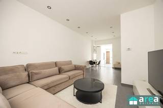 <p><span>Achter deze verzorgde gevel schuilt een charmante en gerenoveerde ééngezinwoning in het hippe Boho. Deze instapklare woning combineert hedendaags comfort met een moderne uitstraling en beschikt over drie slaapkamers en een noordgerichte stadskoer. Dankzij de uitstekende ligging bevindt u zich op een steenworp van tal van hippe adresjes, gezellige cafés en restaurants. Bovendien biedt de directe omgeving een uitgebreid aanbod aan voorzieningen: winkels, scholen, apotheken en openbaar vervoer zijn allemaal vlot bereikbaar. </span></p><p><span> </span></p><p><span>Grootste troeven:</span></p><p><span>-Centrale locatie</span></p><p><span>-Instapklare woning, mooi gerenoveerd</span></p><p><span>-Gunstig EPC (B) van 150kWh/(m²jaar)</span></p><p><span>-Geïsoleerd dak , voor- en achtergevel</span></p><p><span>-Noordgerichte stadskoer</span></p><p><span> </span></p><p><span>Indeling:</span></p><p><span>-Kelder: praktische kelder (30m²), ideaal voor stockage.</span></p><p><span>-GLVL: Langs voorzijde treffen we de ruime en lichte living. De hoge plafonds zorgen voor een comfortabel gevoel. De living gaat naadloos over in de eetkamer en keuken. Achteraan bevindt zich de volledig geïnstalleerd keuken met keukeneiland, met doorgang naar de noordgerichte stadskoer (10m²). Tot slot is er nog een apart toilet beschikbaar.</span></p><p><span>-V1: Hier treffen we de 1ste volwaardige slaapkamer (17m²) terug alsook een ruime, ingerichte badkamer (12m²) met inloopdouche, ligbad, WC en aansluiting voor het wasmachine en droogkast.</span></p><p><span>-V2: Bovenaan bevinden zich de laatste 2 slaapkamers (17m² &amp; 12m²). Vanuit de traphal is er tevens toegang tot de zolderruimte (18m²) met opbergmogelijkheden.</span></p><p><span> </span></p><p><span>Voor meer informatie kan u terecht bij Area Partners: Info@area.be of 03/284.60.60</span></p>