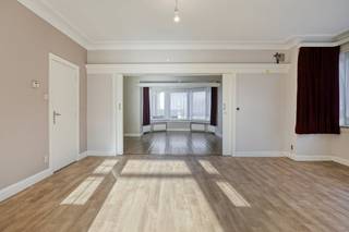 Op een perceel van 2.127 m² vinden we deze ruime woning met loods te koop. Het gunstige EPC, de zuidgerichte tuin en de grote loods van ca 300m²...