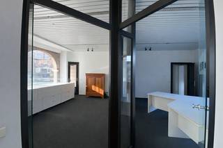 <p>Op een absolute topligging aan het Marktplein van Schoten bevindt zich dit te renoveren handelspand met bijzonder veel potentieel. Een unieke kans voor ondernemers of vrije beroepen die zich willen vestigen op een zichtbare en levendige locatie.<br /><br />Het Marktplein wordt momenteel volledig heraangelegd en transformeert naar een groene, aantrekkelijke dorpskern met extra beleving. Dit zorgt niet alleen voor een aangenamere omgeving, maar ook voor een duidelijke meerwaarde voor uw zaak. Dankzij de prominente ligging geniet u hier van maximale visibiliteit en een constante passage. Winkels, horeca, openbaar vervoer en alle voorzieningen bevinden zich op wandelafstand.<br /><br />INDELING:<br /><br />Via de inkom betreedt u de handelsruimte met grote raampartijen die zorgen voor veel lichtinval en een sterke commerciële uitstraling. Achteraan bevinden zich bijkomende ruimtes die kunnen ingericht worden als bureau, praktijkruimte of stock, volledig volgens uw concept.<br /><br />Het pand dient gerenoveerd te worden, maar de bestaande structuur biedt een solide basis om uw eigen visie te realiseren.<br /><br />Achteraan is er een private koer (15m2) en een garagebox (21m2).<br /><br />BIJZONDERHEDEN:<br /><br />- Handelspand met sterk potentieel<br />- Topligging aan het Marktplein<br />- Marktplein in heraanleg<br />- Uitstekende visibiliteit</p>