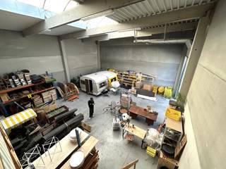 Deze recente nieuwbouw KMO-unit van ca. 187,5 m² is ideaal gelegen op slechts enkele kilometers van de E40 (afrit Wetteren) en biedt een...