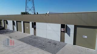 Nieuwbouw KMO-unit van 318 m² met 75 m² kantoorruimte en 4 privatieve parkeerplaats te koop, de unit maakt deel uit van het gloednieuwe bedrijvenpark <strong>"BAZUIN",</strong> een gloednieuwe KMO-ontwikkeling gelegen op een strategische locatie in Roeselare. Het project bestaat uit een 80-tal multifunctionele units, samengebracht in verschillende bedrijfsverzamelgebouwen. De beschikbare oppervlaktes variëren van 60 m² tot 534 m², met de mogelijkheid tot samenvoeging tot grotere entiteiten. Afhankelijk van uw zoekcriteria, zijn de <strong>units beschikbaar met of zonder geïntegreerde kantoor -en/of woonruimte. </strong><br /><br />De casco magazijnen (brandklasse B) hebben een vrije hoogte van +/- 6 m en zijn opgebouwd uit een staalstructuur, gecombineerd met betonpanelen en geïsoleerde sandwichpanelen. Elke loods is voorzien van een automatische geïsoleerde sectionaalpoort (al dan niet met aparte toegangsdeur en glaspartij), een lichtstraat en een gepolierde polybetonvloer. Aansluitingen voor nutsvoorzieningen zoals stadswater, elektriciteit (25A - 3N400V) en telecom (data) zijn individueel voorzien. <br /><br />Het bedrijvenpark bevindt zich in een gebied voor ambachtelijke bedrijven en KMO's, en is geschikt voor een <strong>breed scala aan activiteiten</strong> zoals opslag, productie, verwerking, groothandel, ...<br />Dankzij de 15.300 m² aan groenaanleg en de integratie van woon-werkateliers, biedt Bazuin de ideale combinatie tussen bedrijvigheid en leefomgeving. <br /><br />Verder biedt het terrein uitgebreide parkeer -en manoeuvreerruimte, alsook parkeerplaatsen voor bezoekers en personeel. <br />Oplevering voorzien Q4 2026.<br /><br />Contacteer <strong>PANORAMA B2B</strong> voor bijkomende inlichtingen, plannen of een vrijblijvend plaatsbezoek <strong>0476 215 115</strong>.