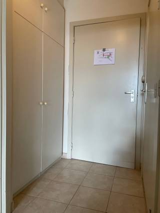 ASSISTENTIEFLAT MET 1 ONDERGRONDSE AUTOSTAANPLAATS.<br />In het "Hof Van Villers" - Erkende Assistentiewoningen in hartje Mechelen - wacht deze aangename flat op een nieuwe eigenaar. Deze residentie, idyllisch gelegen langs de Dijle, staat gekend voor haar uitstekende service en uitgebreid dienstenpakket. In tegenstelling tot veel nieuwbouw assistentiewoningen (die voor hun zorgdiensten vaak beroep doen op externe partners) biedt men hier een INHOUSE personeelsstaf die 24/24 voor iedere bewoner klaarstaat!<br />(voor meer info over de residentie zelf: www.hofvanvillers.be)<br />Deze assistentieflat met autostaanplaats (reeds in de prijs inbegrepen) is een ideale beleggingsinvestering: momenteel zijn zowel de flat als de autostaanplaats verhuurd, de lopende huurovereenkomst dient gerespecteerd te worden.<br />De flat heeft een bewoonbare opp. van 62m² en is gelegen op de 4e verdieping.<br />Indeling : inkomhal met ingebouwde vestiairekast, afzonderlijke berging met gaswandketel en plaats voor aansluiting wasmachine + droogkast, gastentoilet.<br />Ingerichte keuken uitgerust met kookplaat, combi-oven, afzuigkap, frigo/diepvries, vaatwasser, ...<br />Gezellige leefruimte met mooie parketvloer, veel lichtinval en zonnig terras van waaruit men een mooi uitzicht heeft op de binnenkoer van de residentie.<br />Eén slaapkamer met een annex badkamer bestaande uit een inloopdouche en lavabomeubel met tablet in marmer.<br />Zeer gunstige EPC-score van 132 kWh / (m² jaar) OF label B.<br />Minimumleeftijd voor bewoners is 60 jaar (of jonger indien het personen met een autismestoornis betreft).<br />Kleine huisdieren worden toegelaten in de residentie.<br />Het "Hof Van Villers" is bovendien een door de Vlaamse overheid erkende instelling voor assistentieflats, waardoor u als eigenaar wordt vrijgesteld van het betalen van onroerende voorheffing.<br />Wenst u meer info of een bezoek ter plaatse?<br />Contacteer ons kantoor via Anne Raets (0471/57 12 13) of stuur een mail naar info@buro14.be.