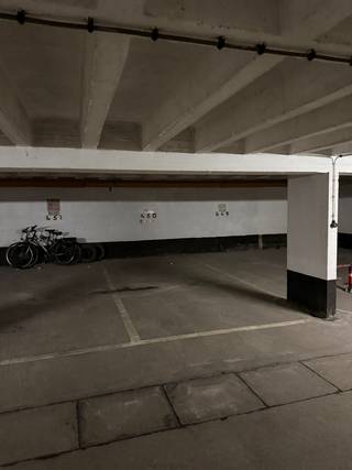 Deze standplaats is gelegen op de -2 verdieping van de sectie 4 in Residentie Royal Palace, de standplaats is makkelijk te bereiken...