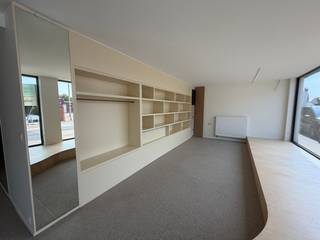 Op een uitstekende commerciële ligging in het centrum van Zedelgem treffen we dit verzorgde en instapklare handelspand, een ideale locatie voor ondernemers die op zoek zijn naar een goed zichtbare en vlot bereikbare commerciële ruimte.<br /><br />Het pand beschikt over een ruime etalage van maar liefst 11 meter breed, waardoor uw zaak een uitstekende visibiliteit geniet en voorbijgangers meteen de mogelijkheid krijgen om kennis te maken met uw aanbod of dienstverlening. Dankzij de veelzijdige indeling en de aangename uitstraling biedt het pand bovendien tal van mogelijkheden voor verschillende commerciële en professionele doeleinden.<br /><br />Binnenin vinden we een ruime handelsruimte, een afzonderlijke sanitaire voorziening en een bureelruimte, waardoor het pand praktisch en functioneel kan worden ingericht volgens de noden van uw onderneming. De grote raampartijen zorgen niet alleen voor een optimale commerciële zichtbaarheid, maar brengen ook heel wat natuurlijk licht naar binnen.<br /><br />Daarnaast geniet het pand van dubbele beglazing en centrale verwarming op aardgas, wat bijdraagt aan het comfort en de gebruiksvriendelijkheid. Een bijkomende troef is de centrale ligging, op wandelafstand van een gemeentelijke parking. Hierdoor zijn zowel klanten als bezoekers eenvoudig te voet bereikbaar en is parkeren in de onmiddellijke omgeving mogelijk.<br /><br />Dit handelspand vormt dan ook een interessante opportuniteit voor wie op zoek is naar een representatieve, instapklare en veelzijdige commerciële ruimte op een centrale locatie in Zedelgem.<br /><br />Mogelijkheid tot het huren van een garage: € 60/maand.<br /><br />Bent u op zoek naar een zichtbare en veelzijdige handelsruimte op een commerciële topligging in Zedelgem? <br /><br />Aarzel dan niet om contact op te nemen en plan vandaag nog uw bezoek in.<br /><br />