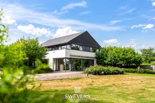 Voor meer info en foto’s, surf naar www.swevers.be – Deze indrukwekkende villa aan de Beverlosesteenweg 322 in Paal biedt een unieke combinatie...