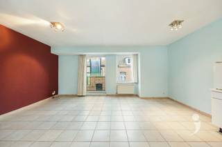 <p><span>In de Hendrik Consciencestraat, gelegen in het Nieuw Kwartier bevindt zich dit aangename appartement met twee slaapkamers, gelegen op de tweede verdieping van een kleinschalige residentie. Dankzij de centrale ligging bevinden winkels, horeca, openbaar vervoer en verschillende andere voorzieningen zich op wandelafstand. Bovendien beschikt het appartement over een ondergrondse autostaanplaats, wat in het centrum van Leuven een bijzonder praktische troef is.</span></p><p><span>Het appartement beschikt over een inkomhal met ingebouwde kasten die toegang geeft tot de verschillende leefruimtes. De ruime woonkamer biedt voldoende plaats voor een grote zithoek en een ruime eettafel en sluit mooi aan op de open keuken. Verder is er nog een afzonderlijk toilet en een badkamer met dubbele lavabo en ligbad.</span></p><p><span>Het appartement telt twee volwaardige slaapkamers. Eén van de slaapkamers beschikt bovendien over een terras, een aangename buitenruimte die een mooie aanvulling vormt op het appartement.</span></p><p><span>Bij het appartement horen eveneens een kelderberging en een ondergrondse autostaanplaats.</span></p><p><span>Troeven:</span></p><ul><li><span>Centrale ligging in het Nieuw Kwartier</span></li><li><span>Twee slaapkamers</span></li><li><span>Terras</span></li><li><span>Ondergrondse autostaanplaats</span></li><li><span>Kelderberging</span></li><li><span>Individuele verwarming op aardgas</span></li><li><span>EPC-label B</span></li></ul><p><span> </span></p><p><span>Interesse in dit energiezuinige appartement in centrum Leuven? </span><span>Contacteer ons via 016 15 31 15 of info@immolivit.be.</span><span> </span></p>