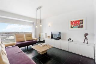 Appartement te koop te Blankenberge met panoramisch zicht op de jachthaven en het hinterland.De ruime leefruimte met veel lichtinval en ingemaakte kasten geeft toegang tot een zonnig balkon. De keuken is uitgerust met kwalitatieve toestellen: keramische kookplaat, combi-oven, vaatwasser, dampkap en koelkast met diepvries. Er zijn 2 slaapkamers met ingebouwde kasten, een 3e kamer als berging, dressing of kinderkamer en een extra terras achteraan. De badkamer beschikt over bad/douche, lavabomeubel, hangtoilet en wasmachine-aansluiting. Afzonderlijk gastentoilet en extra berging aanwezig. Het appartement is instapklaar, kan gemeubileerd gekocht worden, en heeft tijdloze vloertegels, HR-glas, condenserende gasketel en EPC-label B. Gemeenschappelijke fietsenstalling, slechts 1 appartement per verdieping. De achtergevel en dak werden recent vernieuwd, alsook de koud waterleidingen en CV leidingen.Wens je meer informatie of een bezoek aan dit appartement te koop? Contacteer dan Céline Desmet op het nummer 0472 18 38 50 of per mail via celine.desmet@dewaele.com