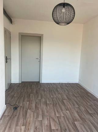 Dit volledig gerenoveerde appartement te Aalst bevindt zich op de derde verdieping in een gebouw met lift. Via de inkomhal bereikt men de leefruimte met aansluitend volledig geïnstalleerde keuken. De badkamer werd uitgerust met een douche, toilet en enkele wastafel. Het appartement beschikt tevens over één slaapkamer en een tweede ruime kamer die dienst kan doen als tweede slaapkamer of ruime bergruimte. Dit appartement werd reeds volledig gerenoveerd en bevindt zich centraal gelegen nabij het centrum. Ideaal voor wie op zoek is naar een instapklaar en ruim appartement nabij het stadscentrum. Huurprijs: 575 EUR + 30 EUR gemeenschappelijke lasten.