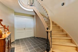 Vous recherchez un bien d'exception où vivre, travailler et profiter de la vie vont de pair ? Cette impressionnante villa de 2003, située sur un terrain de 944 m² dans le quartier populaire de Kobbegem, offre pas moins d'environ 500 m² de surface habitable et une combinaison unique d'espace, de confort et de fonctionnalité.Disposition :Rez-de-chaussée :- Spacieuse salle polyvalente ou bureau d'environ 115 m², idéale pour une profession libérale, un cabinet, une salle d'exposition, un studio ou des activités de travail à domicile.- Deux garages intérieurs.- Allée spacieuse pouvant accueillir plusieurs véhicules.Premier étage :- Cuisine entièrement équipée.- Salle à manger confortable- Buanderie pratique avec rangement supplémentaire.- Salon spacieux avec beaucoup de lumière.- Bar confortable, idéal pour passer des soirées divertissantes en famille ou entre amis.Deuxième étage :- Chambre principale avec coin salon privé.- Pansement ajusté.- Salle de bain de luxe attenante à la suite principale.- Deuxième chambre spacieuse avec salle de bain privée.Troisième étage :- Troisième chambre avec salle de bain privée, idéale comme appartement d'invités ou espace de vie indépendant.La villa possède un jardin magnifiquement aménagé et entièrement équipé où la paix, l'intimité et la détente sont essentielles. Un endroit idéal pour profiter des beaux jours, des fêtes de famille ou d'agréables soirées dans la verdure.Registre des mesures: en cours de demande