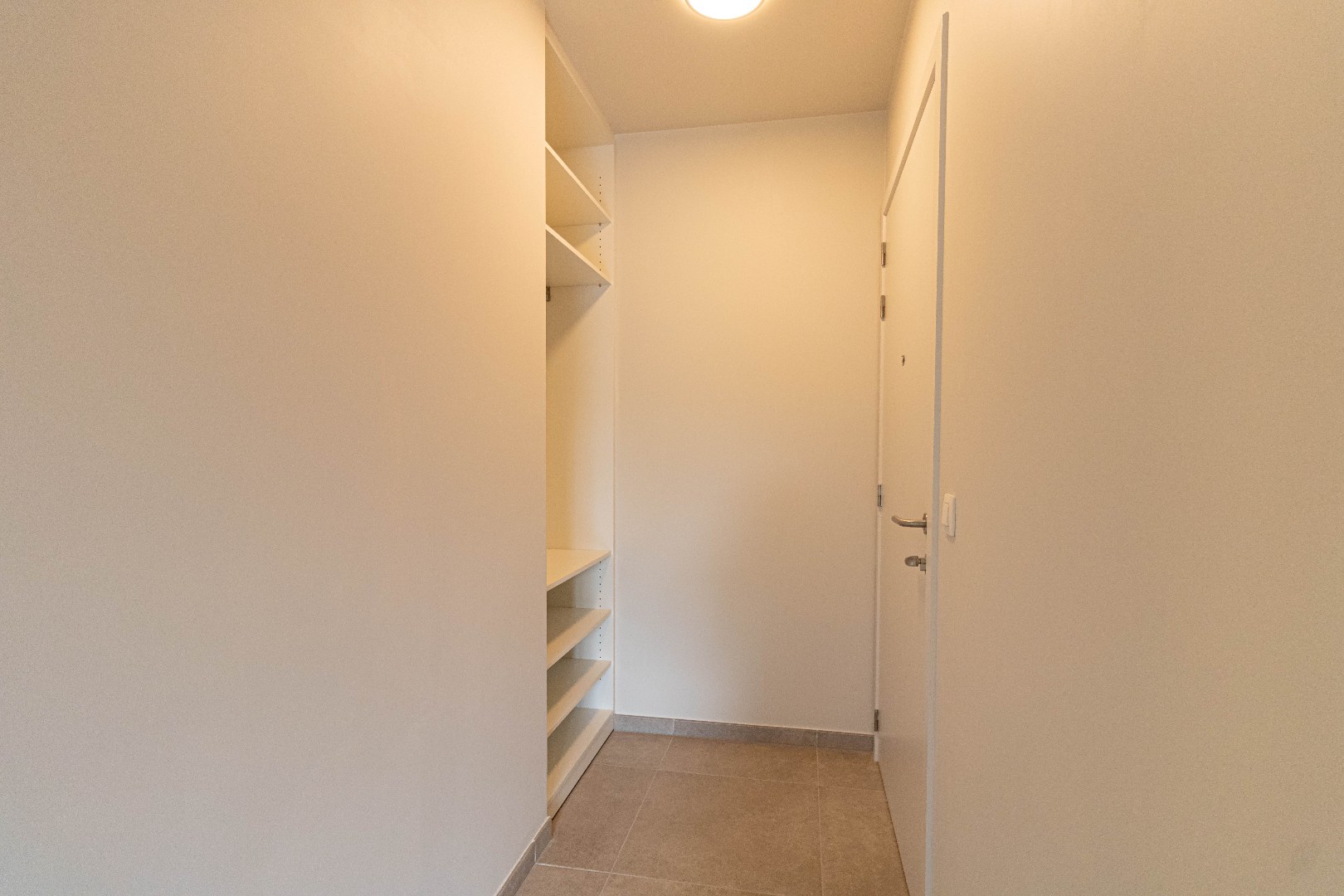 ! NIEUWE VOORWAARDEN! Zeer mooi afgewerkt en instapklaar nieuwbouwappartement gelegen in groene zone met mogelijkheid tot bijhuren van ondergrondse autostaanpla - foto 3