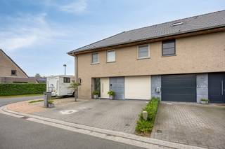 Op zoek naar comfortabel en zorgeloos wonen?<br />Deze perfect onderhouden halfopen woning op een mooie hoekperceel in een rustige woonwijk heeft letterlijk alles in huis.<br />Dankzij de recente renovatie (2021) en het uitstekende EPC-label A geniet u hier van modern wooncomfort zonder renovatiezorgen.<br /><br />De lichtrijke leefruimte met ingebouwde haard en maatkasten sluit naadloos aan op de stijlvolle, volledig uitgeruste keuken met hoogwaardige toestellen. Met maar liefst 4 volwaardige slaapkamers en een ruime, luxueuze badkamer is dit de ideale gezinswoning.<br /><br />Buiten geniet u van een aangelegde, onderhoudsvriendelijke tuin, een gezellig tuinhuis met pergola en ruime parkeermogelijkheden, inclusief plaats voor meerdere wagens of mobilhome.<br /><br />Perfect gelegen: rustig en groen, op wandelafstand van winkels, scholen en voorzieningen, én met een vlotte verbinding naar de E40.<br /><br />Troeven op een rijtje:<br />- instapklaar &amp; energiezuinig<br />- 4 slaapkamers<br />- moderne keuken met topapparatuur<br />- 16 zonnepanelen<br />- ruime oprit en extra parkeergelegenheid<br />- rustige, centrale ligging<br /><br />Een ideale combinatie van comfort, ruimte en locatie, helemaal klaar om uw nieuwe thuis te worden!<br /><span>Deel uw interesse en plan uw bezoek: 0468/43 75 04.</span>