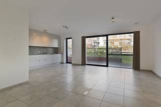 Op zoek naar hedendaags comfort op een rustige ligging? Dit prachtige gelijkvloersappartement, gelegen aan de Jozef De Vleminckstraat 8 in...