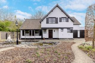 Authentieke en stijlvol gerenoveerde fermette met EPC label B, 4 slaapkamers, prachtige zuidgerichte tuin en inpandige garage, rustig gelegen doch zeer centraal nabij scholen, winkels, etc. <br /><br />Indeling GLV: inkomhal; gastentoilet; lichtrijke woonkamer met hoog plafond en gezellige houtkachel (2019); luxueus gerenoveerde keuken (2017) voorzien van kwalitatieve toestellen (oa gasvuur, stoomoven, koffiemachine, warmhoudlade); charmante veranda (2020) met gashaard en zicht op de prachtige tuin; berging met aansluiting voor WM/DK; dubbele inpandige garage met rechtstreekse toegang naar de tuin. <br /><br />1V: nachthal en kamers voorzien van eiken parket; 4 slaapkamers waarvan ééntje momenteel ingericht als bureau in Engelse stijl; badkamer bevat vloerverwarming, inloopdouche met ingebouwde kranen, sunshower (2025) en lavabo; apart toilet. <br /><br />Vooraan beschikt de woning over diverse parkeerplaatsen; achteraan is er een prachtig aangelegde tuin met tuinverlichting; vijver; overdekte lounge met aanpalende tuinberging; geklimatiseerde wijnkelder (op de begane grond) met tastingruimte; serre en gezellige pergola. <br /><br />Algemeen: <br />- EPC label B (zonnepanelen, zonneboiler, vloerverwarming met CV-ketel van 2021) <br />- Asbestveilig <br />- 3 fase ligt in de woning (nog niet aangesloten) <br />- Centrale ligging nabij speeltuin, invalswegen, scholen, winkels, etc.<br /><br />Bekijk zeker de 360° rondgang via onze website (+ mogelijkheid tot opmeten en ontmeubelen).<br />Alle attesten zijn beschikbaar onderaan op onze website. <br />Voor meer info of een bezoek: 0472 22 22 44 of thanee@solittvastgoed.be.