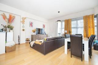 SINT-JANS-MOLENBEEK, vlak bij het Centrum, ontdekt u dit aangename appartement op de 1ste verdieping van een gebouw uit 2012. Met een bewoonbare oppervlakte van ± 92 m² overtuigt het door zijn doordachte indeling, mooie lichtinval en uitstekende investeringsmogelijkheden.<br /><br />Het appartement bestaat uit een ruime living met eetkamer van ± 31 m², een volledig uitgeruste open keuken, 2 slaapkamers, een badkamer, een douchekamer, een wasruimte en een kelder (C6), ideaal als extra bergruimte.<br /><br />Een ondergrondse parkeerplaats P6 vervolledigt het geheel, verplicht aan te kopen voor 20.000 €.<br /><br />Verder geniet u van het comfort van dubbele beglazing, collectieve verwarming op gas en conforme elektriciteit.<br /><br />Het appartement is momenteel verhuurd aan 1.127 €/maand via een huurovereenkomst van 9 jaar die gestart is op 15/05/2024. Dit maakt van dit pand een interessante opportuniteit voor investeerders die op zoek zijn naar een onmiddellijk rendement.<br /><br />Lasten: ± 205 €/maand, inclusief gemeenschappelijke delen, syndicus, onderhoud en verzekering.<br /><br />EPC: F<br /><br />Een functioneel en goed gelegen pand dat vandaag al een mooie meerwaarde biedt dankzij de lopende verhuur. Snel te bezoeken.af 1 oktober 2021. Onmiddellijk bezoeken! Afmetingen ter informatie