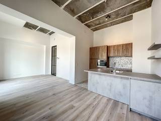 LIGGING<br />Dit nieuwbouw appartement geniet een top ligging in het centrum van Gent. Meer bepaald is het appartement gelegen in het project de Kazerne gelegen aan de Kattenberg. Een uniek project met behoud van authentieke elementen waar u ten volle van het Gentse stadsleven kan genieten. Alsook het aangelegde paradeplein die fungeert als gemeenschappelijke binnentuin maakt het heerlijk vertoeven bij zonnig weer. Bovendien is het slechts de straat oversteken om het Citadelpark te betreden.<br /><br />INDELING<br />U komt het appartement binnen via een centrale inkomhal voorzien van gastentoilet. Vervolgens heeft u toegang tot de lichtrijke woonkamer met een open geïnstalleerde keuken. Deze leefruimte staat in verbinding met het grote terras. Verder beschikt het appartement over twee slaapkamers, waarvan 1 kamer in de zijtoren van het gebouw. Daarnaast geniet het appartement nog over een badkamer met inloopdouche, een gasten toilet en een ruime berging. Tot slot is er nog een kelderberging en gemeenschappelijke fietsenstalling.<br /><br />Huurprijs: 1250 euro/maand<br />Parkeerplaats: 100 euro/maand<br />Provisie syndicale kosten: 100/maand<br />EGW: zelf af te sluiten.<br /><br />Bezoek aanvragen kan via de website.