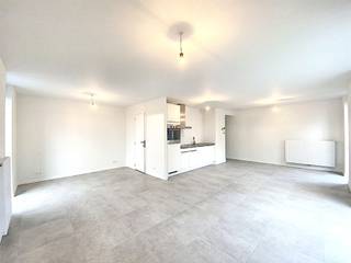 <p><span>BRIGHT STUDIO WITH TERRACE + PARKING</span></p><p><span> </span></p><p><span>In Sint-Niklaas we find residence 't Fineer. A top location for those who want to enjoy life in the heart of Waasland. We are only a few minutes away from the station, the market, several schools, supermarkets, ... In short, ideal for those who want to optimally enjoy city life. </span></p><p><span> </span></p><p><span>The studio is located on the second floor and is laid out as follows: an entrance hall, a separate toilet, a storage room, a living area that serves as a kitchen, dining, sitting and sleeping area. Adjacent to the sleeping area there is a bathroom equipped with a sink and shower. A nice detail is the terrace adjacent to the living space, which enjoys an eastern exposure. </span></p><p><span> </span></p><p><span>In the underground parking lot there is a parking space and a private cellar storage room. </span></p><p><span> </span></p><p><span>Curious to discover this centrally located apartment? Request a viewing soon at <span>info@pillar.estate</span></span><span> or 033 695 695.</span></p><p><span><br />Please note: : This property is only rented for short term (rental agreement for 1 year). </span></p><p><span>These details are for information purposes only. Surface areas listed are indicative only. Pillar cannot be held responsible for the accuracy of the data provided to it. </span></p><p><span> </span></p>