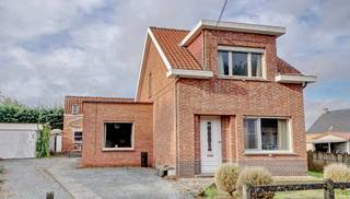 Rustig gelegen bouwgrond na afbraak van de bestaande gebouwen.Oppervlakte: 14 are 35 ca.Bouwbreedte: circa 12m. Bouwdiepte op het gelijkvloers:...